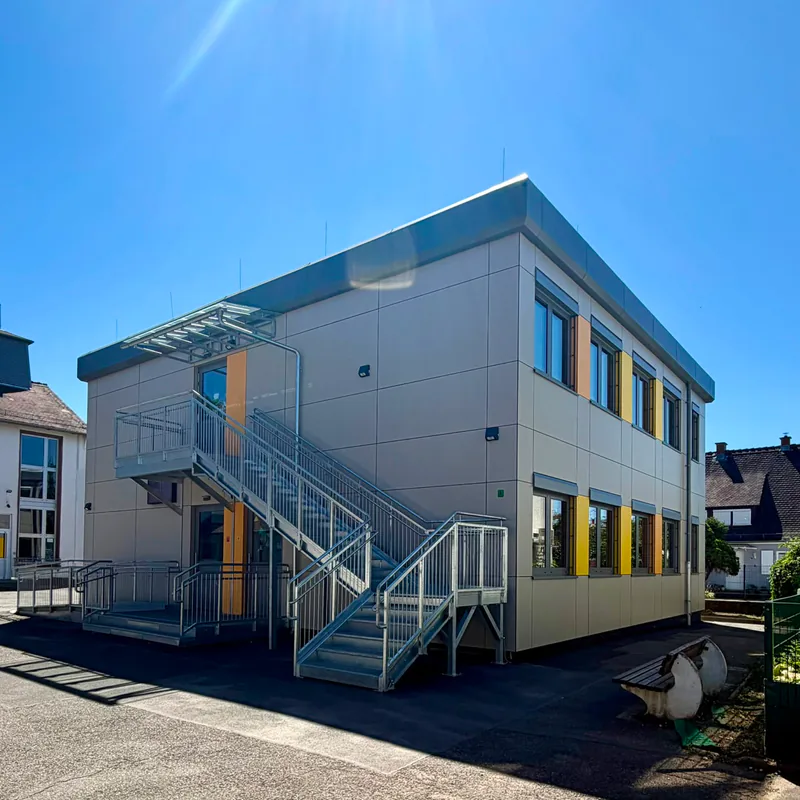 Eichbaumschule Büdingen: Hofseite mit Außentreppe, Zwischenpodest und Zugangsrampe