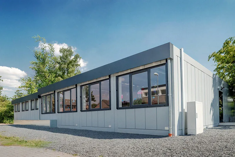 Modulares Schulgebäude der Marienschule in Geldern, eingebettet in den bestehenden Schulstandort